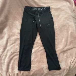 NIKE Cropped Leggings
